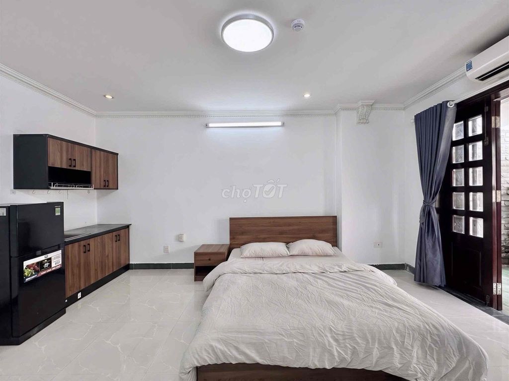This new apartment has a big balcony in District 10 - 11.