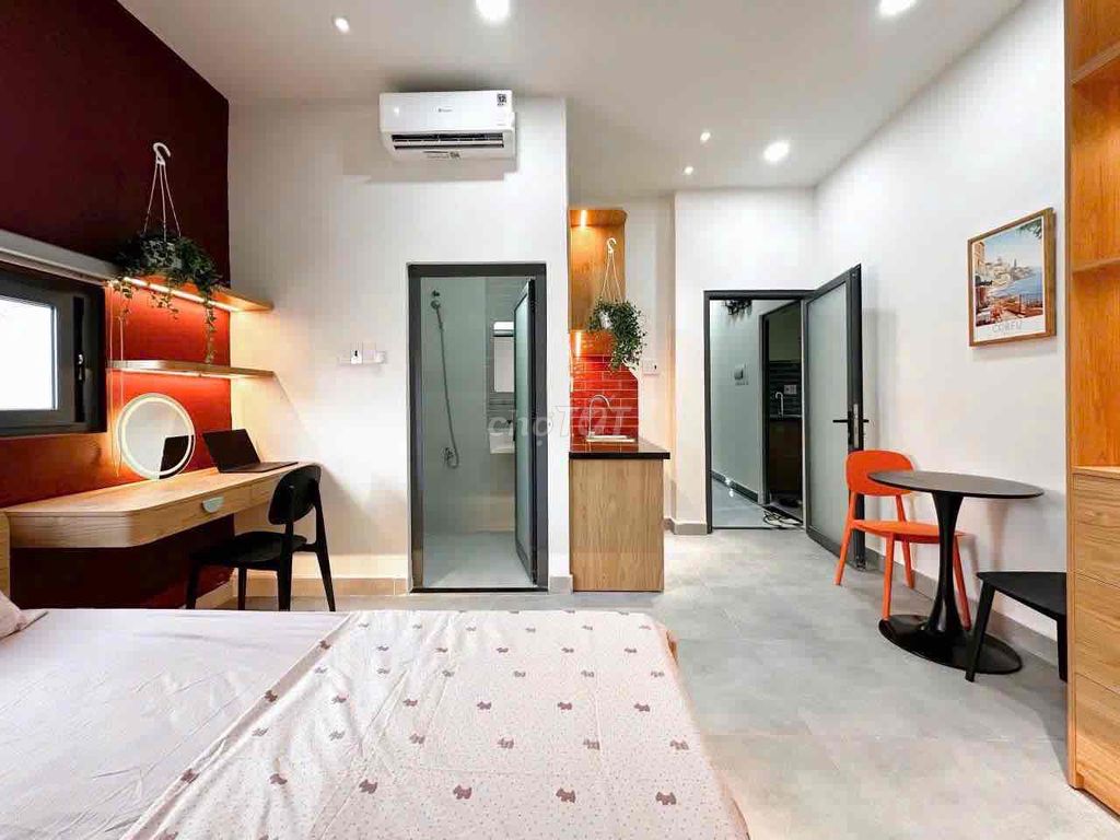 Rent an apartment full interior service, sky windows on Phan Xích Long.