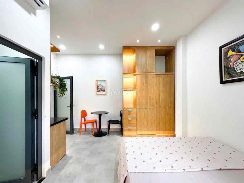 Rent an apartment full interior service, sky windows on Phan Xích Long.