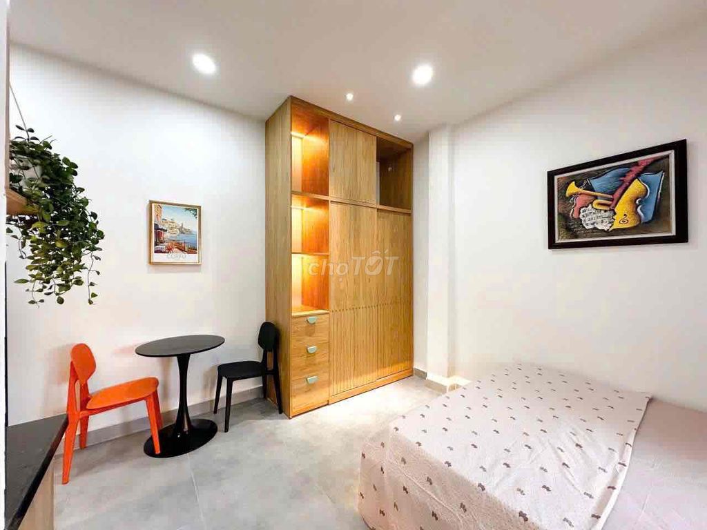 Rent an apartment full interior service, sky windows on Phan Xích Long.