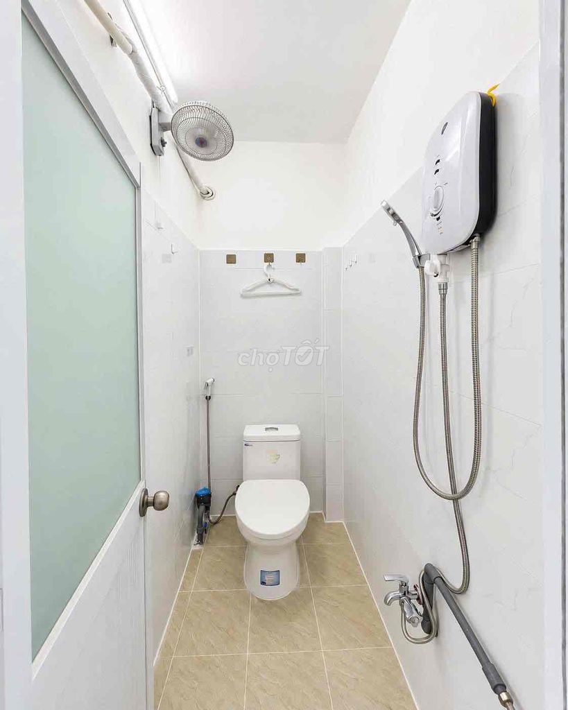 Full interior 30 M2 right near the Y bridge, 2 windows