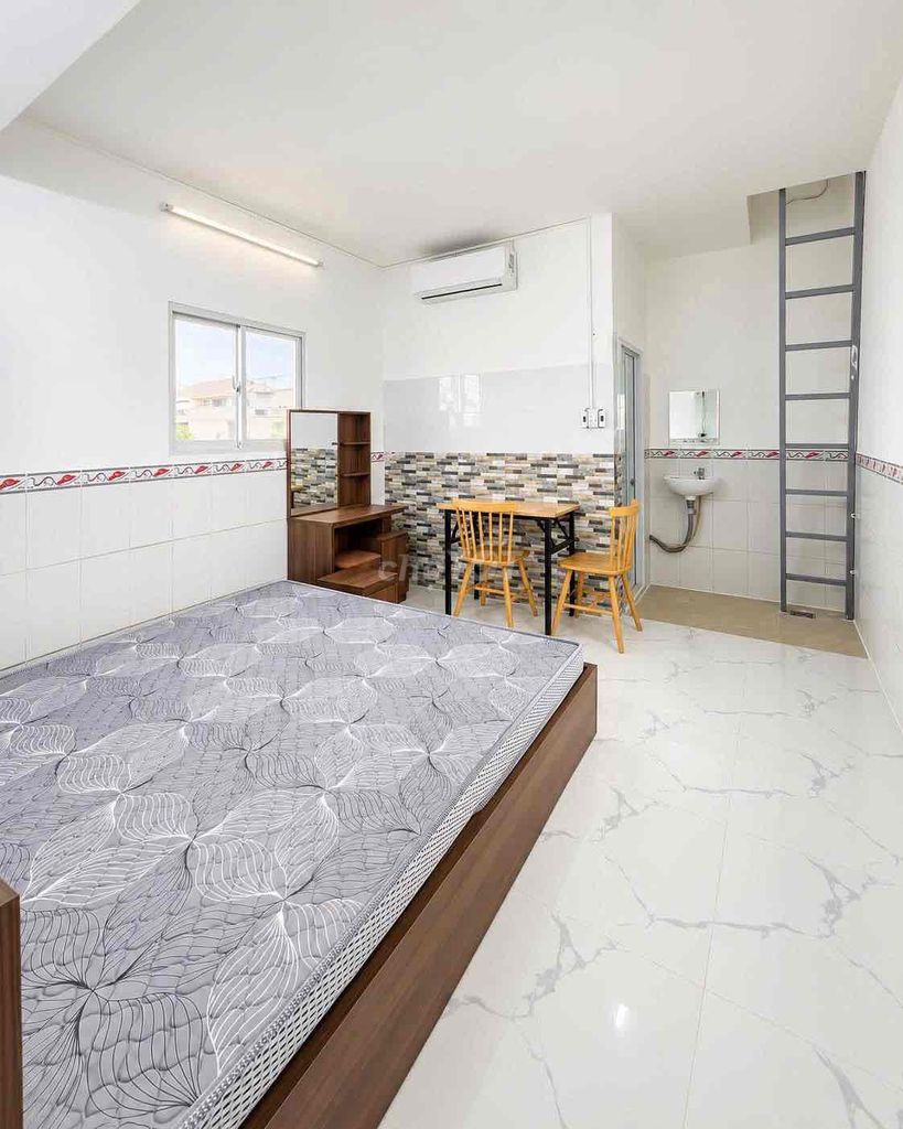 Full interior 30 M2 right near the Y bridge, 2 windows