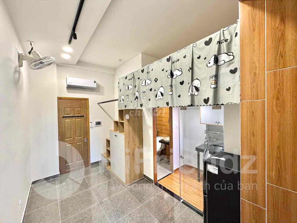 Mini Full House is a separate kitchen with a bridge next to the University of Saigon