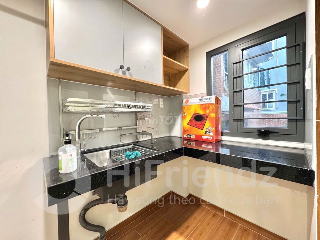 Superscopics split the kitchen full of furniture right on the Y-shaped bridge - exactly the right price