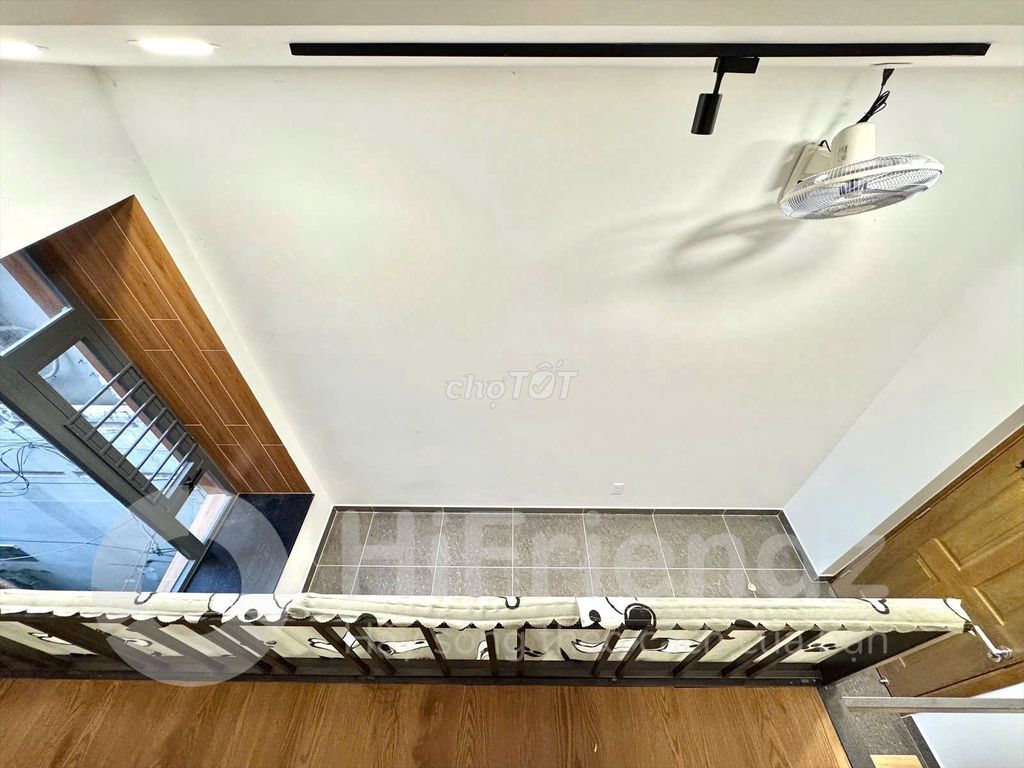Superscopics split the kitchen full of furniture right on the Y-shaped bridge - exactly the right price