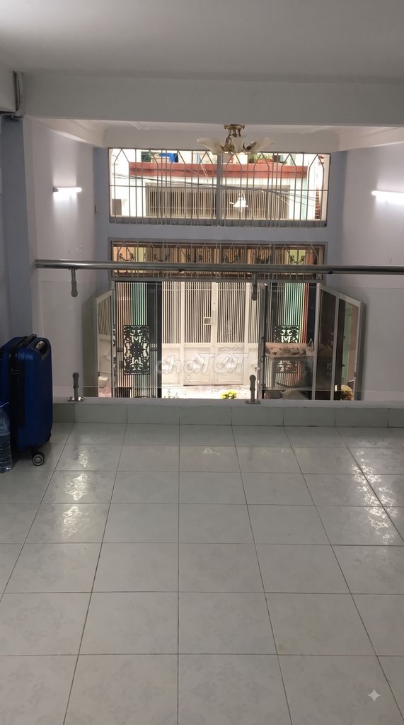 The original alley building 273 Nhật Tảo, District 10, rent 13 million a month.