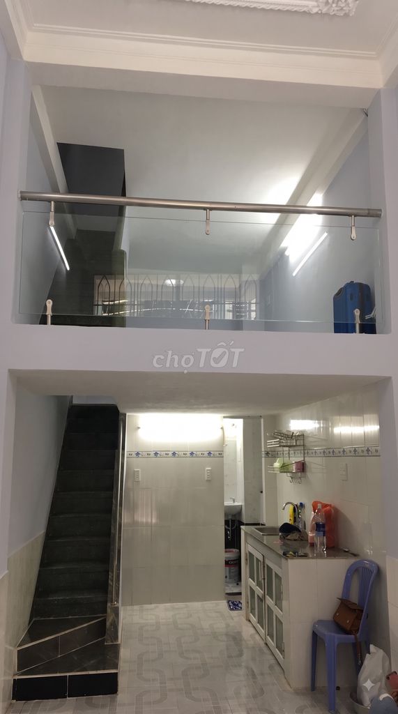 The original alley building 273 Nhật Tảo, District 10, rent 13 million a month.