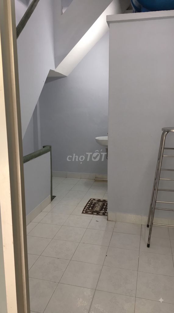 The original alley building 273 Nhật Tảo, District 10, rent 13 million a month.
