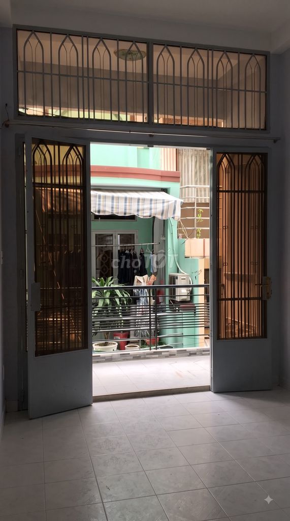 The original alley building 273 Nhật Tảo, District 10, rent 13 million a month.