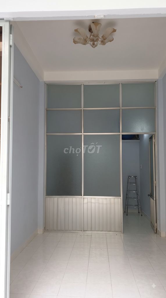 The original alley building 273 Nhật Tảo, District 10, rent 13 million a month.