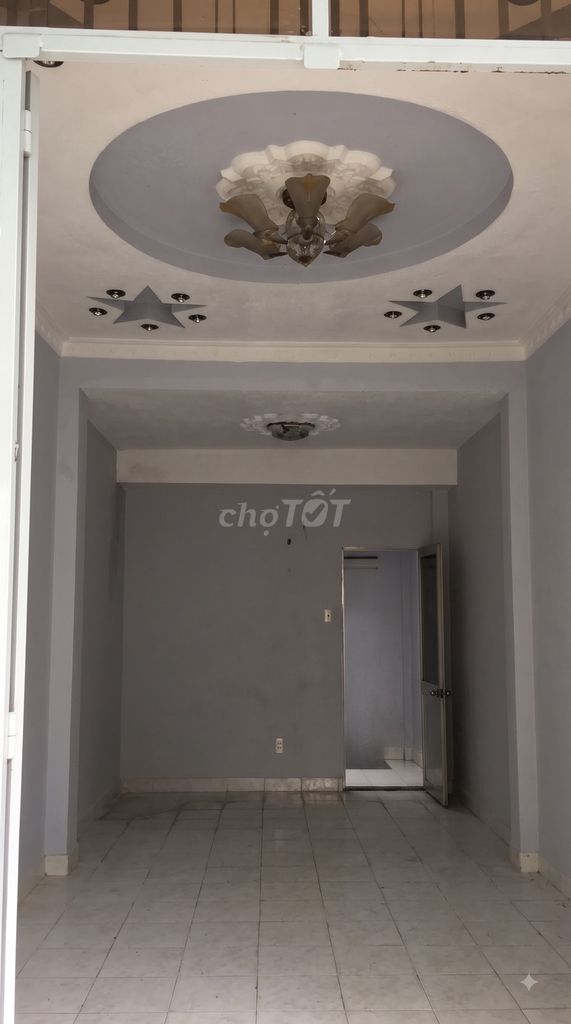The original alley building 273 Nhật Tảo, District 10, rent 13 million a month.