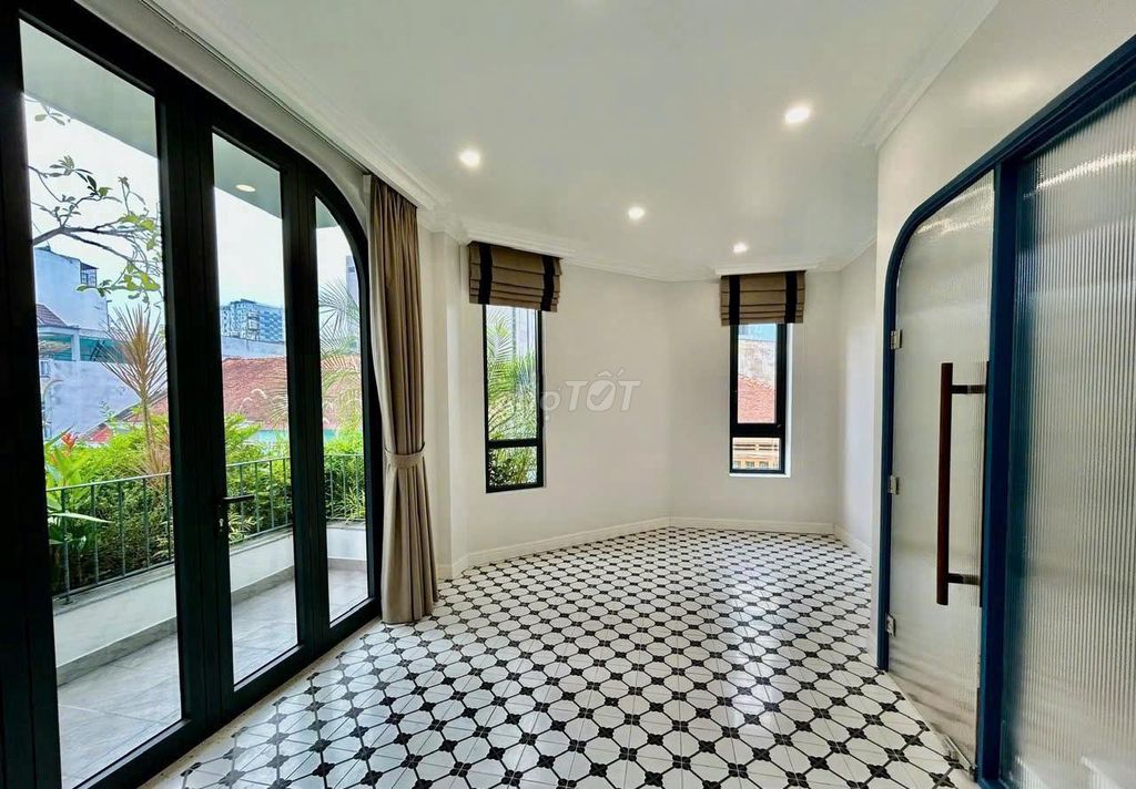 The mansion is two .k .q1 , p . T. T. T.P., Bình Thạnh County!