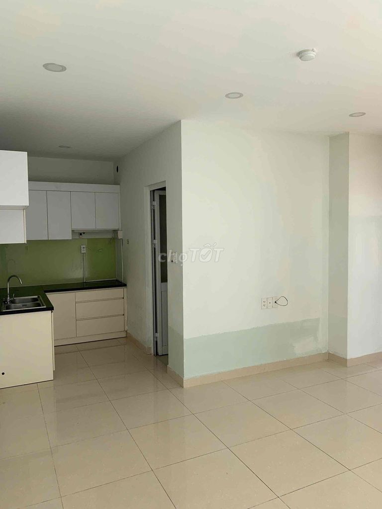 The two bedrooms have closed doors. Rent seven million a month. Xiang Xiang