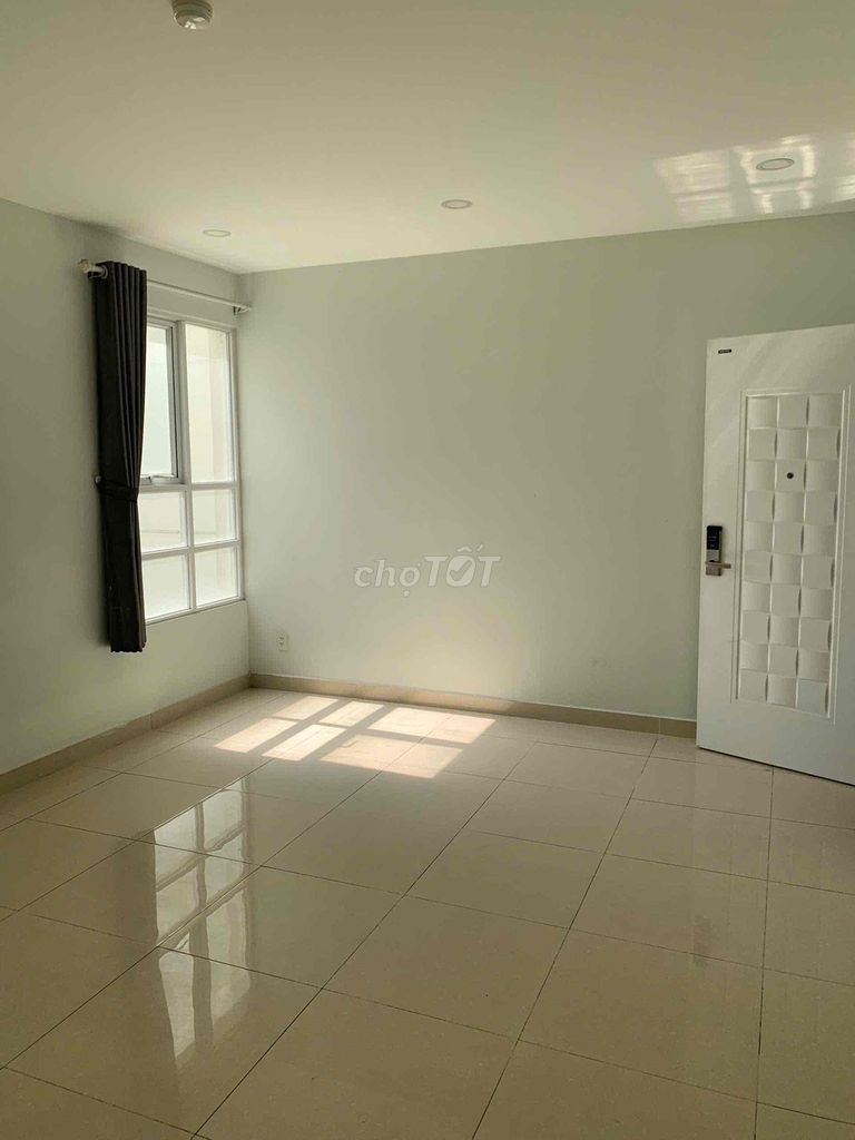 The two bedrooms have closed doors. Rent seven million a month. Xiang Xiang