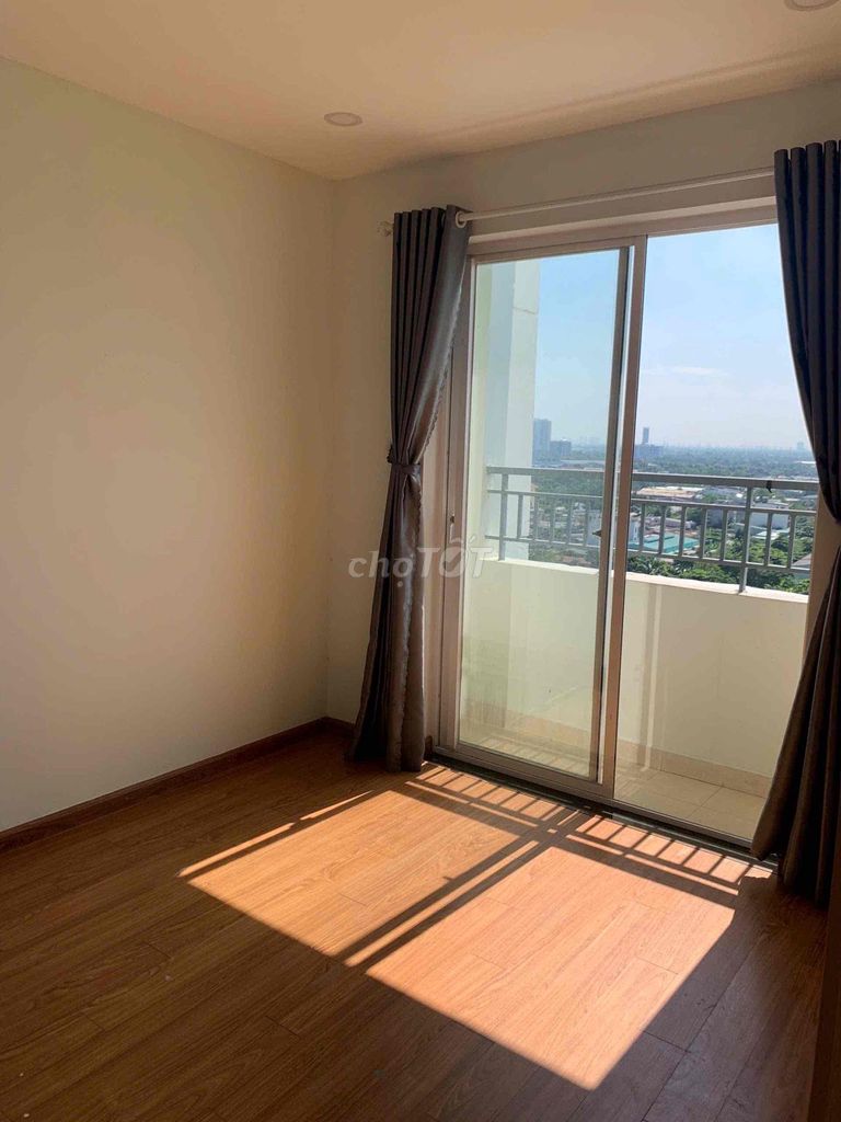 The two bedrooms have closed doors. Rent seven million a month. Xiang Xiang