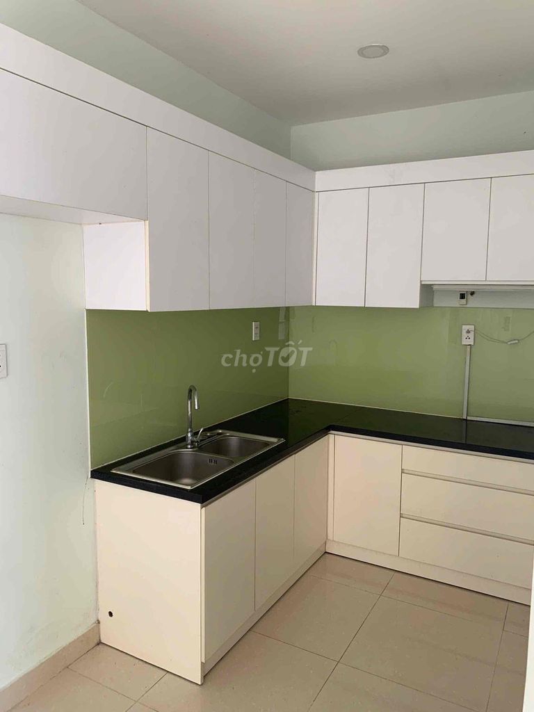 The two bedrooms have closed doors. Rent seven million a month. Xiang Xiang