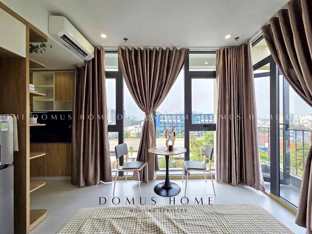 Rent a balcony studio full view of the 7th district
