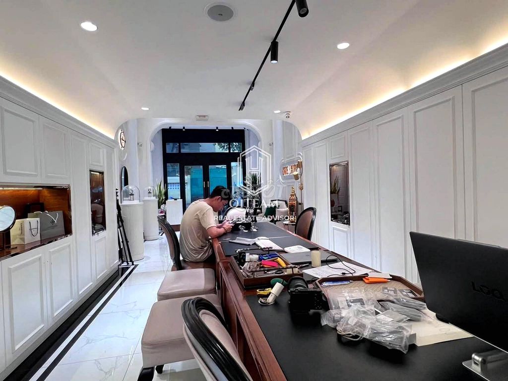 3 x-price-- Xunin's House, 4-1 x 18 meters, ground floor.
