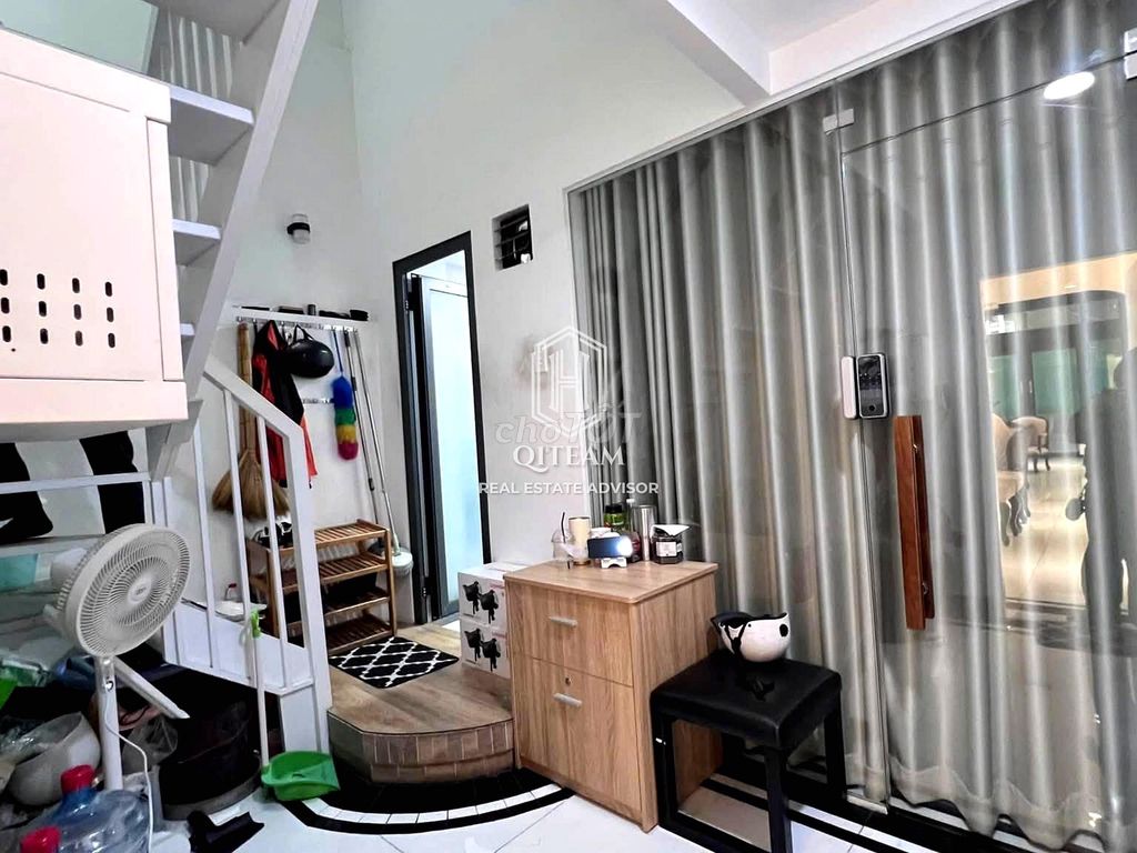 3 x-price-- Xunin's House, 4-1 x 18 meters, ground floor.