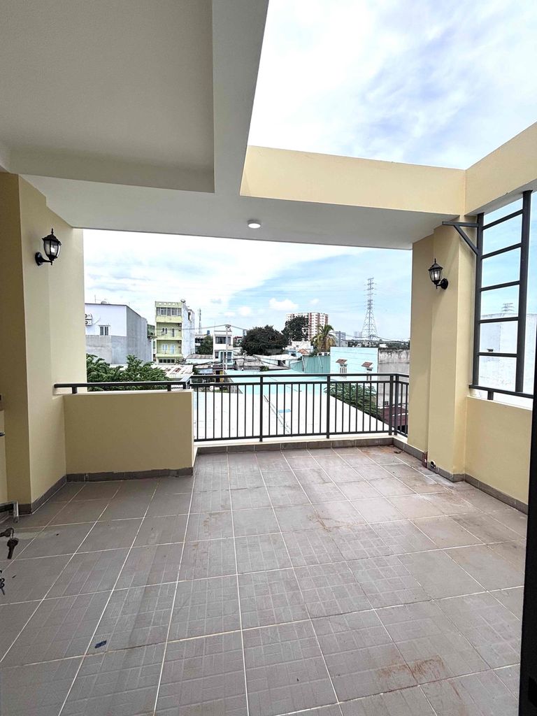 3th floor Hiệp Phú near Thủ Đức. Three master bedrooms ahead of us.