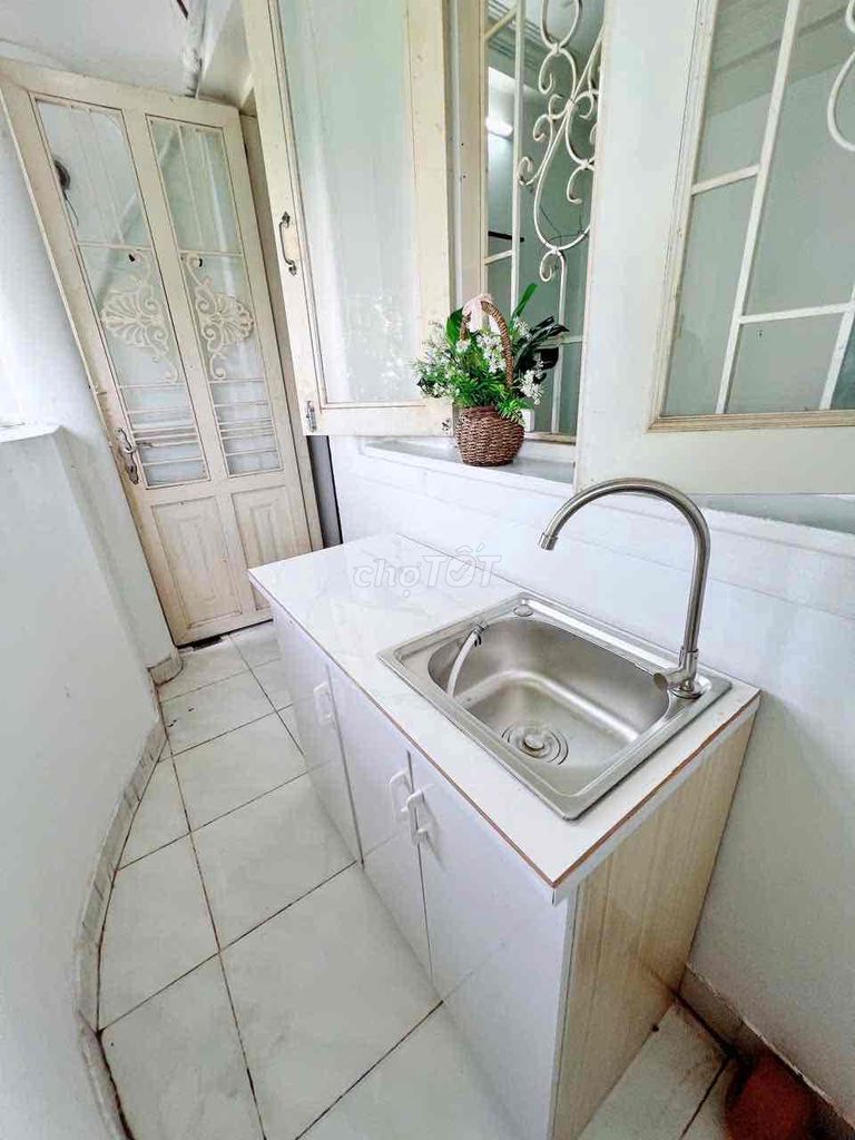 Hire the kitchen staff studio near ufme, kcx New Shun only 3 2