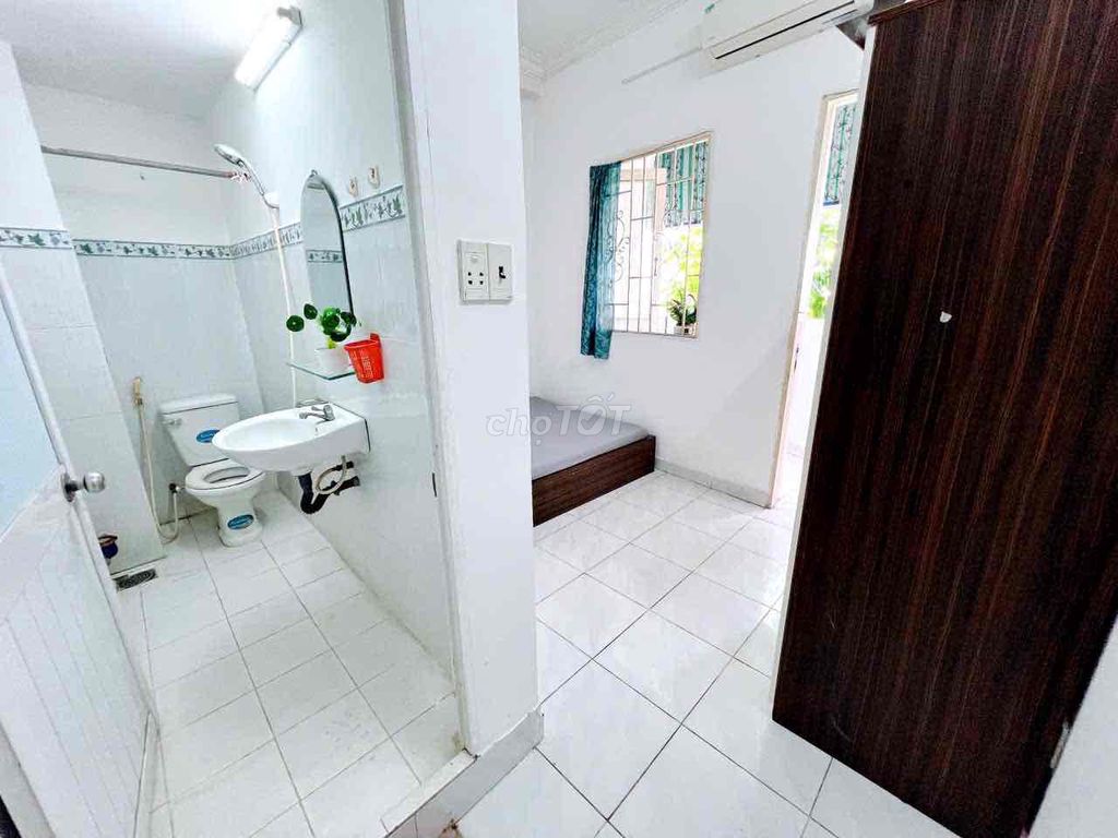 Hire the kitchen staff studio near ufme, kcx New Shun only 3 2
