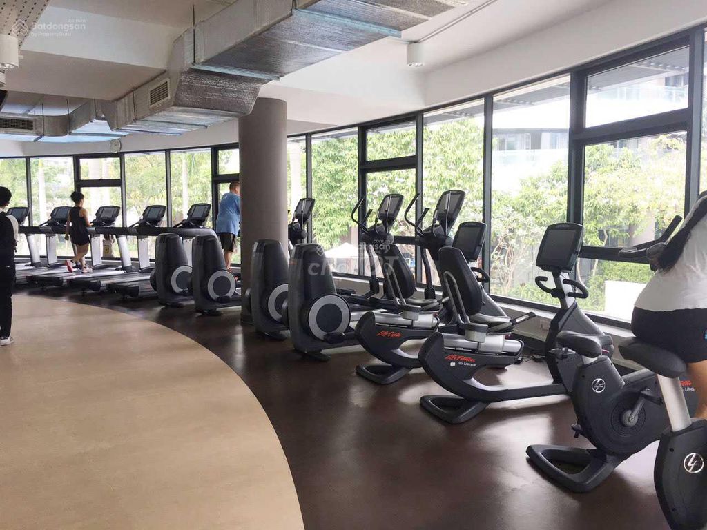 Need to rent a Botonica Primer apartment, three bedrooms, high-end furniture.