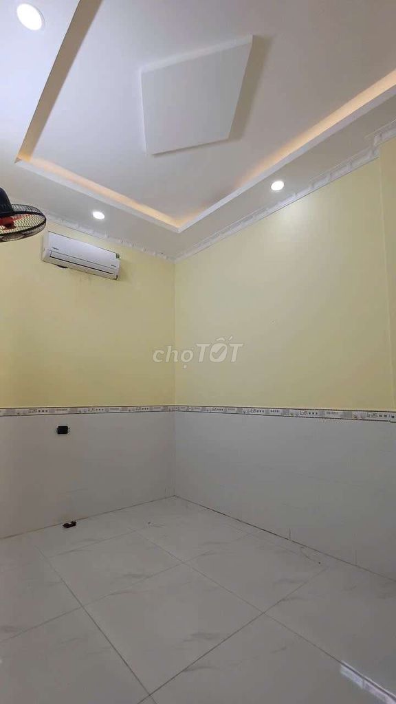 Rent a level 4 suite. A bedroom. A toilet. Carway two.