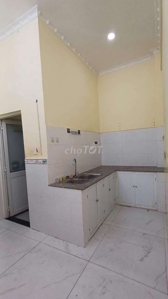 Rent a level 4 suite. A bedroom. A toilet. Carway two.