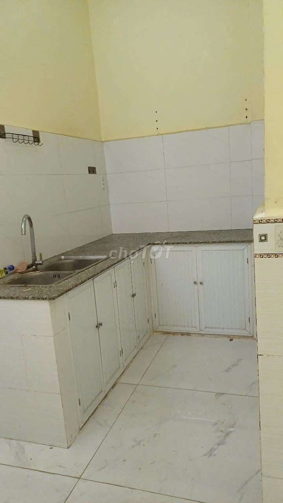Rent a level 4 suite. A bedroom. A toilet. Carway two.