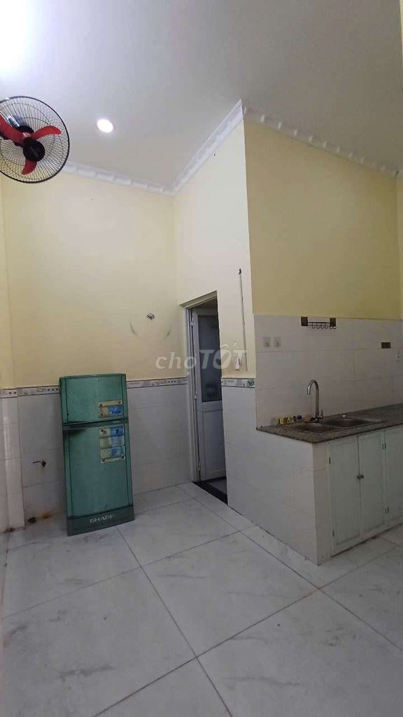 Rent a level 4 suite. A bedroom. A toilet. Carway two.