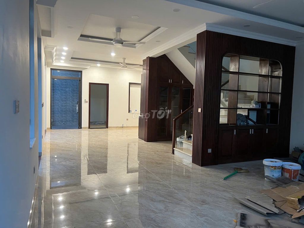 Rent the house for five bedrooms, five toilets at Bưng Ông Thoàn, 2750 million, 200 meters two.
