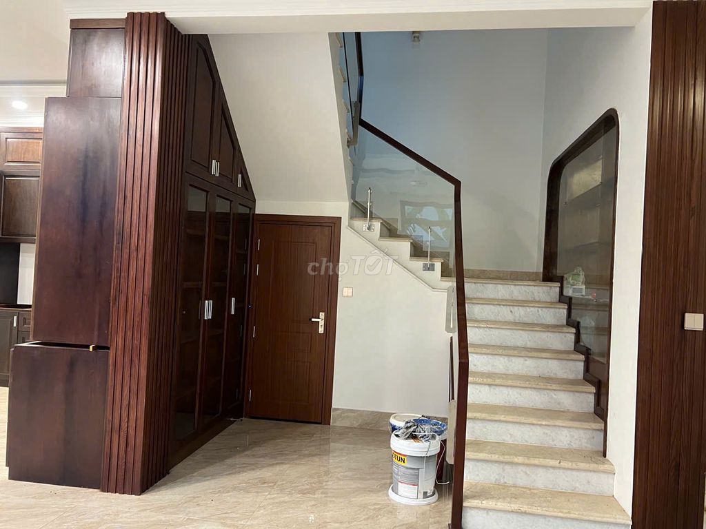 Rent the house for five bedrooms, five toilets at Bưng Ông Thoàn, 2750 million, 200 meters two.