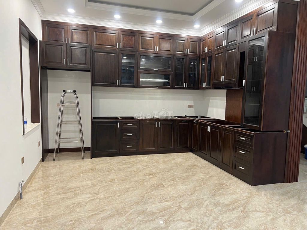 Rent the house for five bedrooms, five toilets at Bưng Ông Thoàn, 2750 million, 200 meters two.