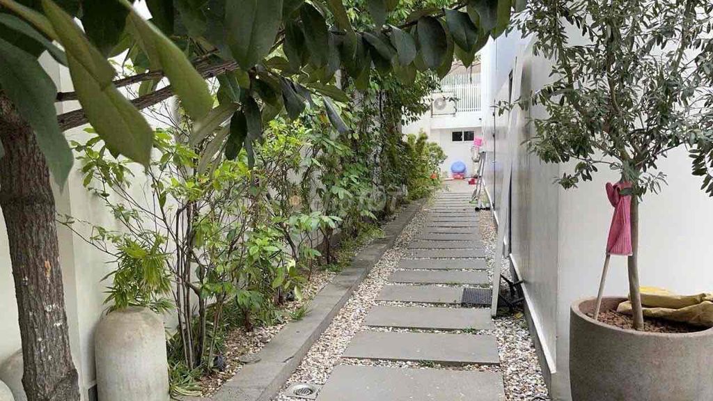 We'll rent a super nice house in District 2 T: 22 x 34 meters: 764,7 m2 rents: 150 t
