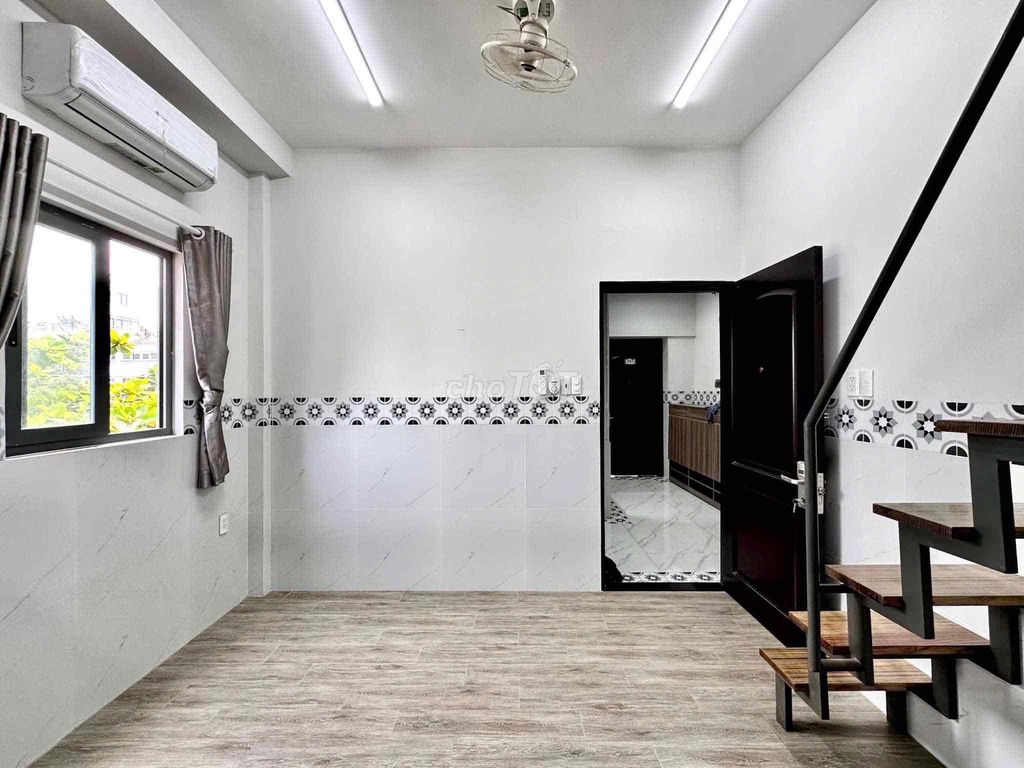 It's the owner who rents the apartment full of furniture on the Bình Lợi bridge.