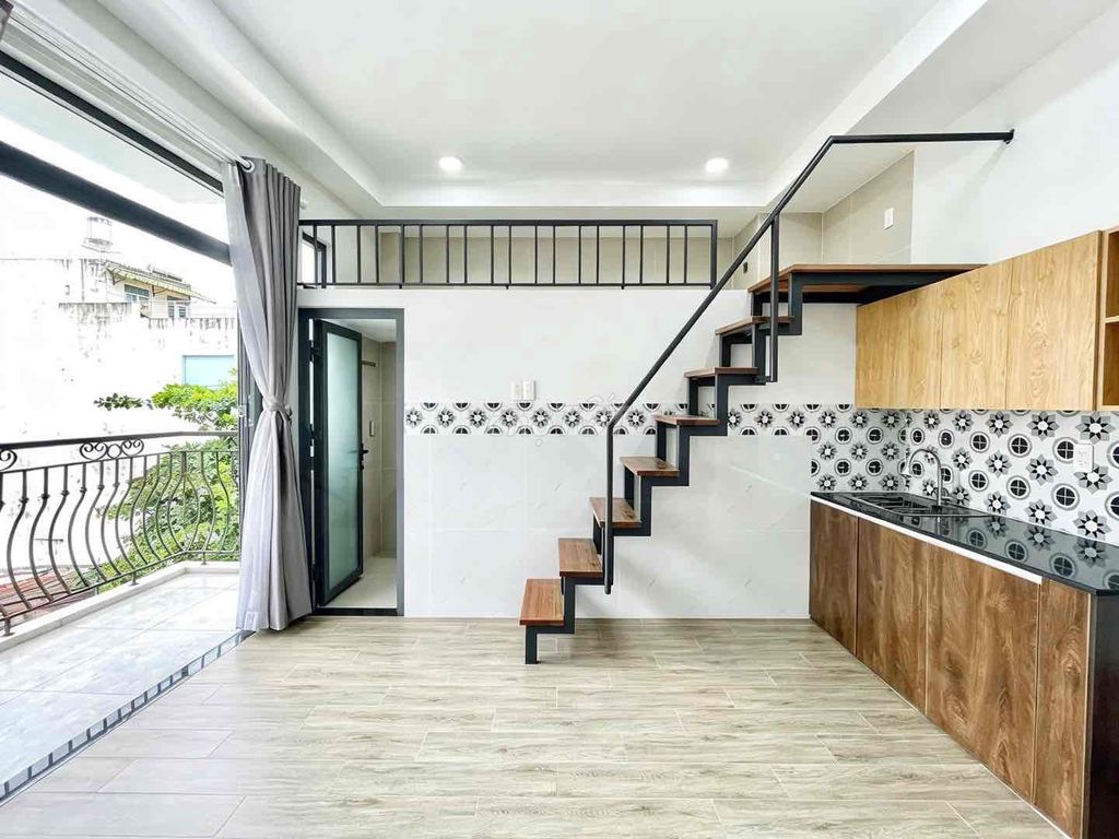 It's the owner who rents the apartment full of furniture on the Bình Lợi bridge.