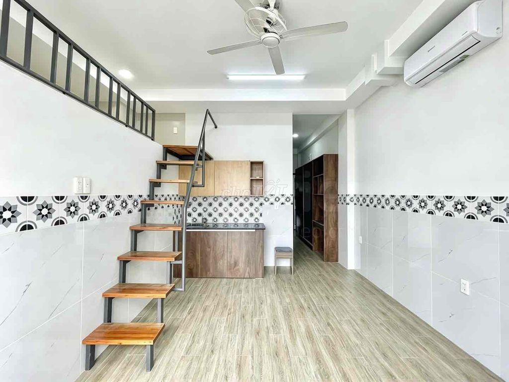 It's the owner who rents the apartment full of furniture on the Bình Lợi bridge.