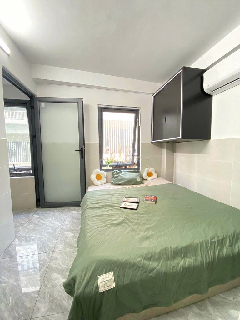 The studio is full of furniture right over Nguyễn Oanh.