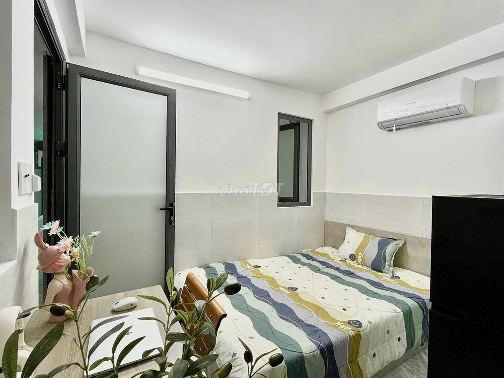 The studio is full of furniture right over Nguyễn Oanh.