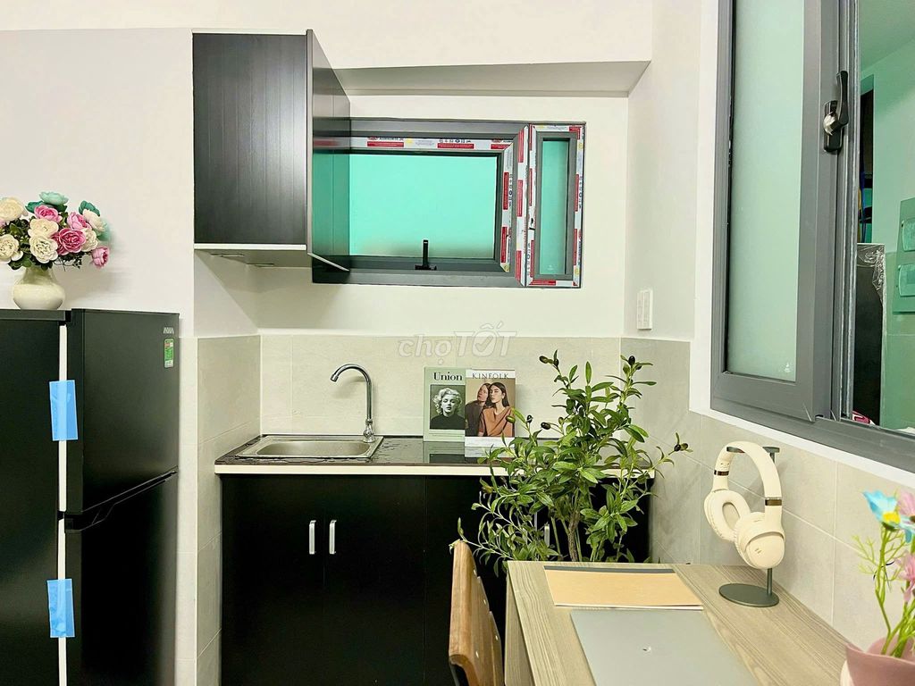 The studio is full of furniture right over Nguyễn Oanh.