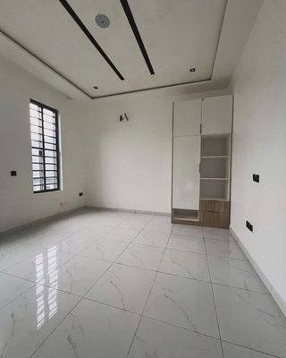 The beautiful four bedrooms. 300 M2 costs 25 million Nguyễn Minh Hoàng lines.