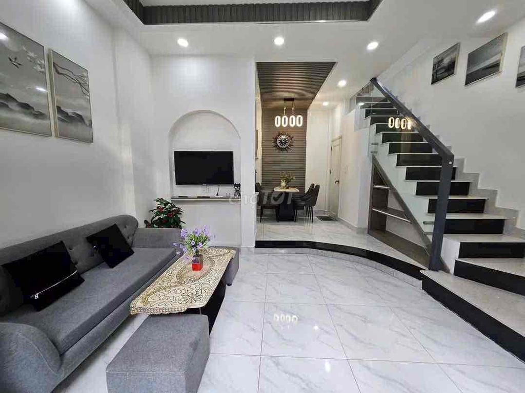 Let's rent out Quang Trung-711. 5 x 8 floor floor with 2 bathrooms.