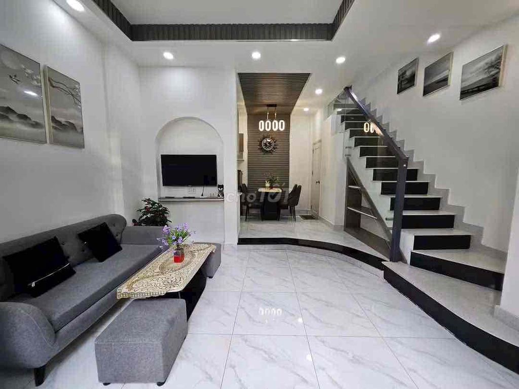 Let's rent out Quang Trung-711. 5 x 8 floor floor with 2 bathrooms.