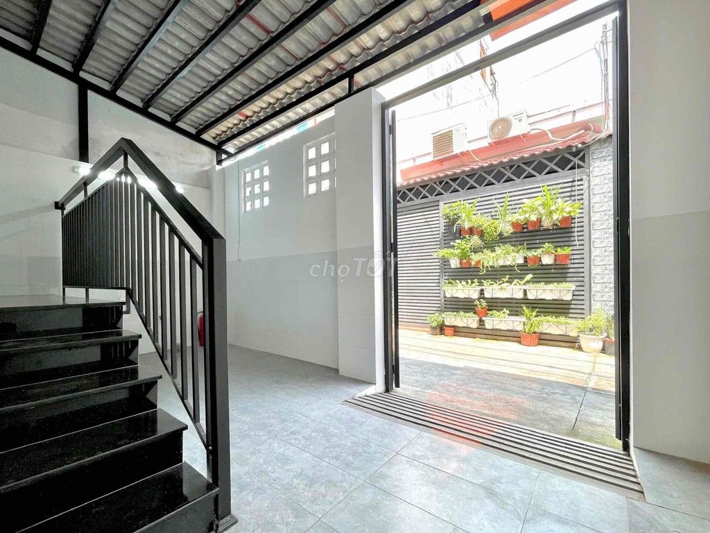 Rent the separate ground house - front yard wide - full interior Stay