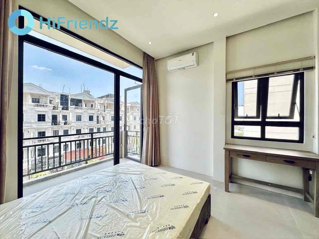 2 Studio Bancol Right on Saigon Bridge, clear, new furniture.