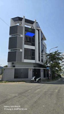 Rent a three-story three-story five-room room. Five toilets. One kitchen.