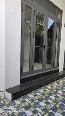 Rent a three-story three-story five-room room. Five toilets. One kitchen.