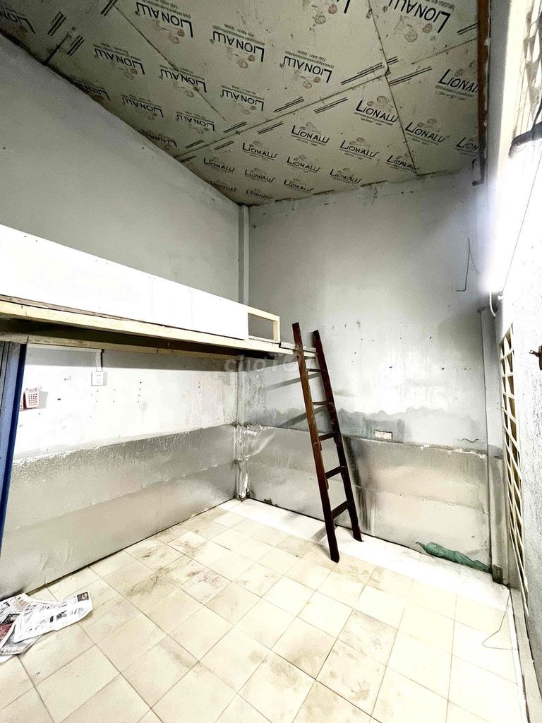 Book Rooms Near Market and School