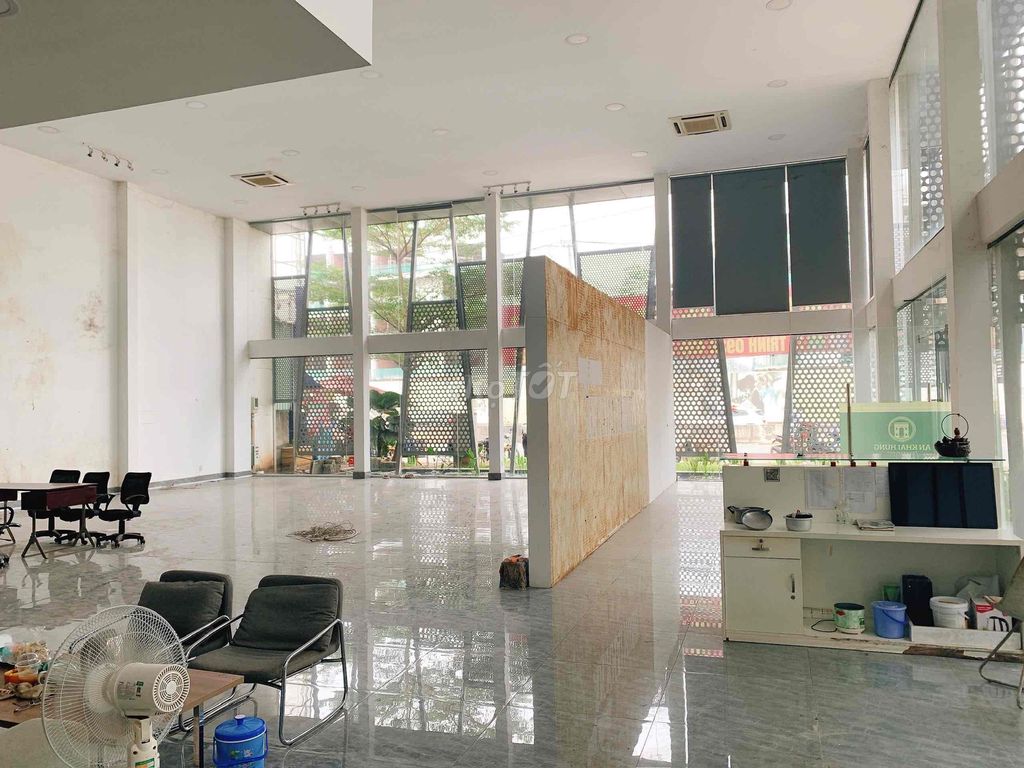 Showroom 2 front Đỗ Xuân Hợp - face the main gate global City